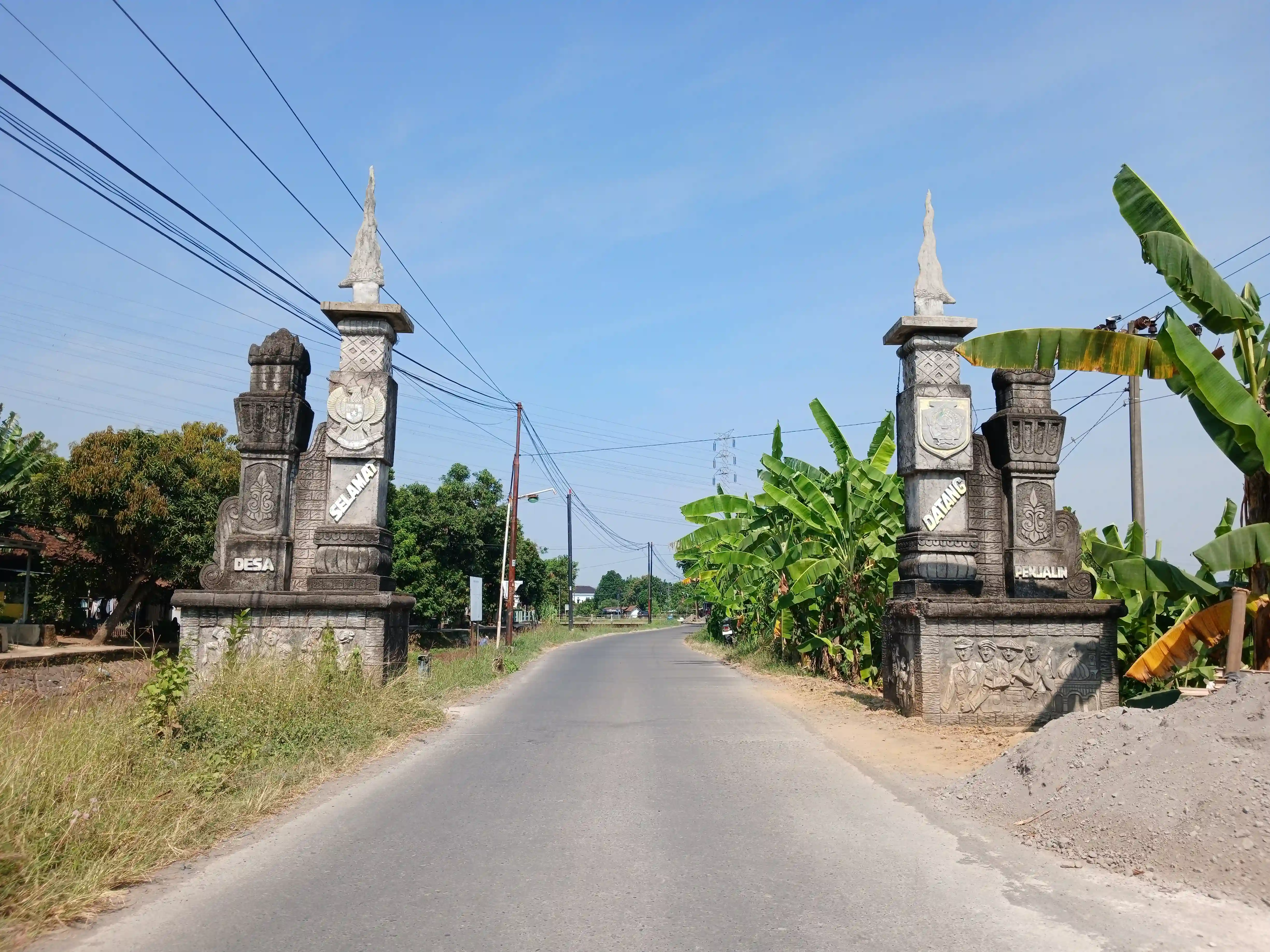 Gapuran Selamt Datang Desa Penjalin